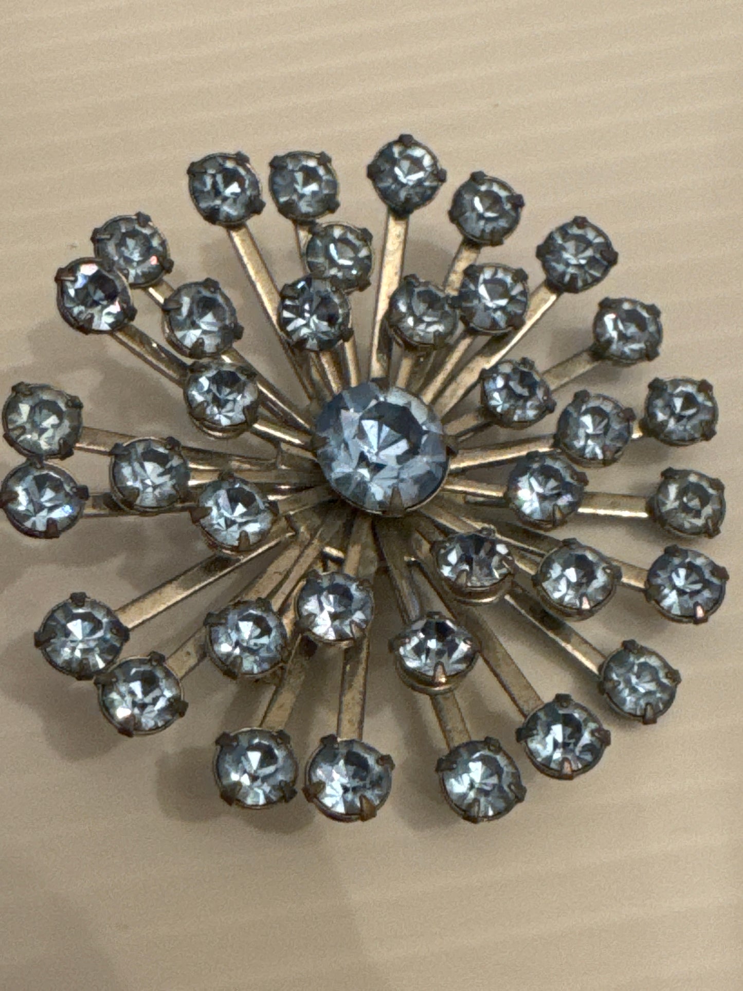 Vintage￼beautiful 1960s aquamarine stone starburst brooch