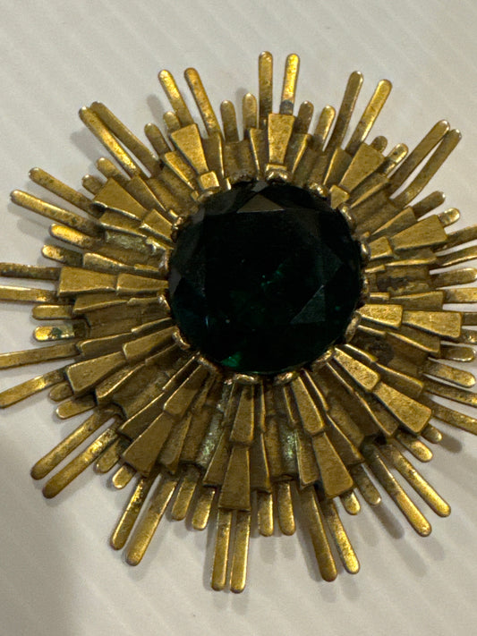 1960s absolutely stunning, emerald green glass gold tone, sunburst brooch with optional pendant hook. Unsigned but may be attributed to HAR.