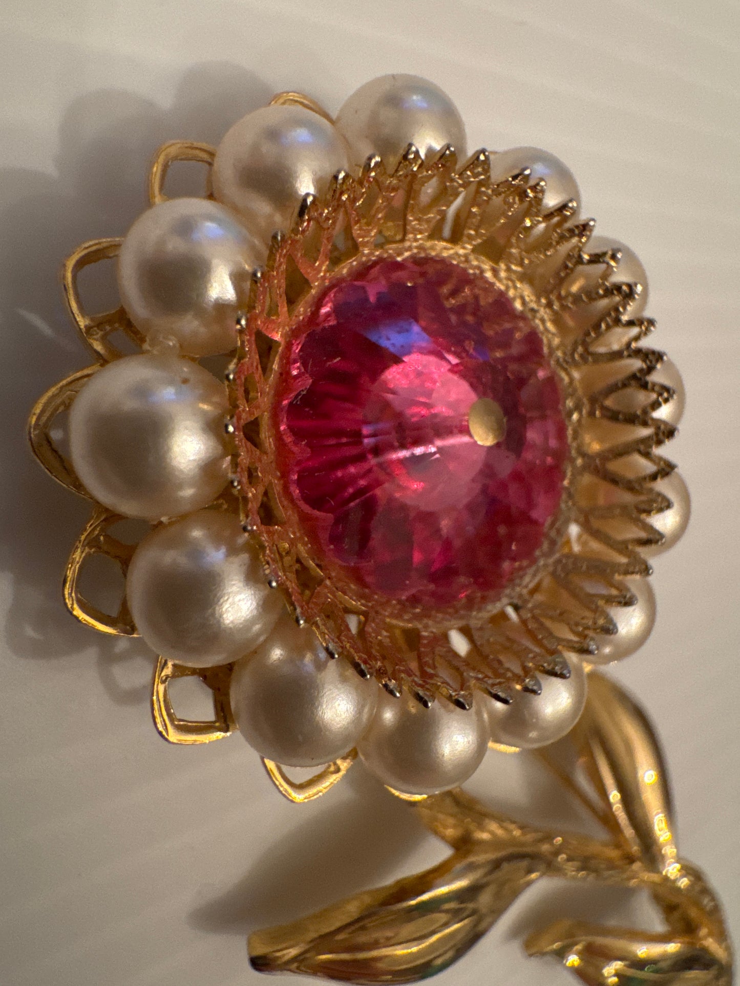 Beautiful vintage 1950s flower brooch with pearl petals