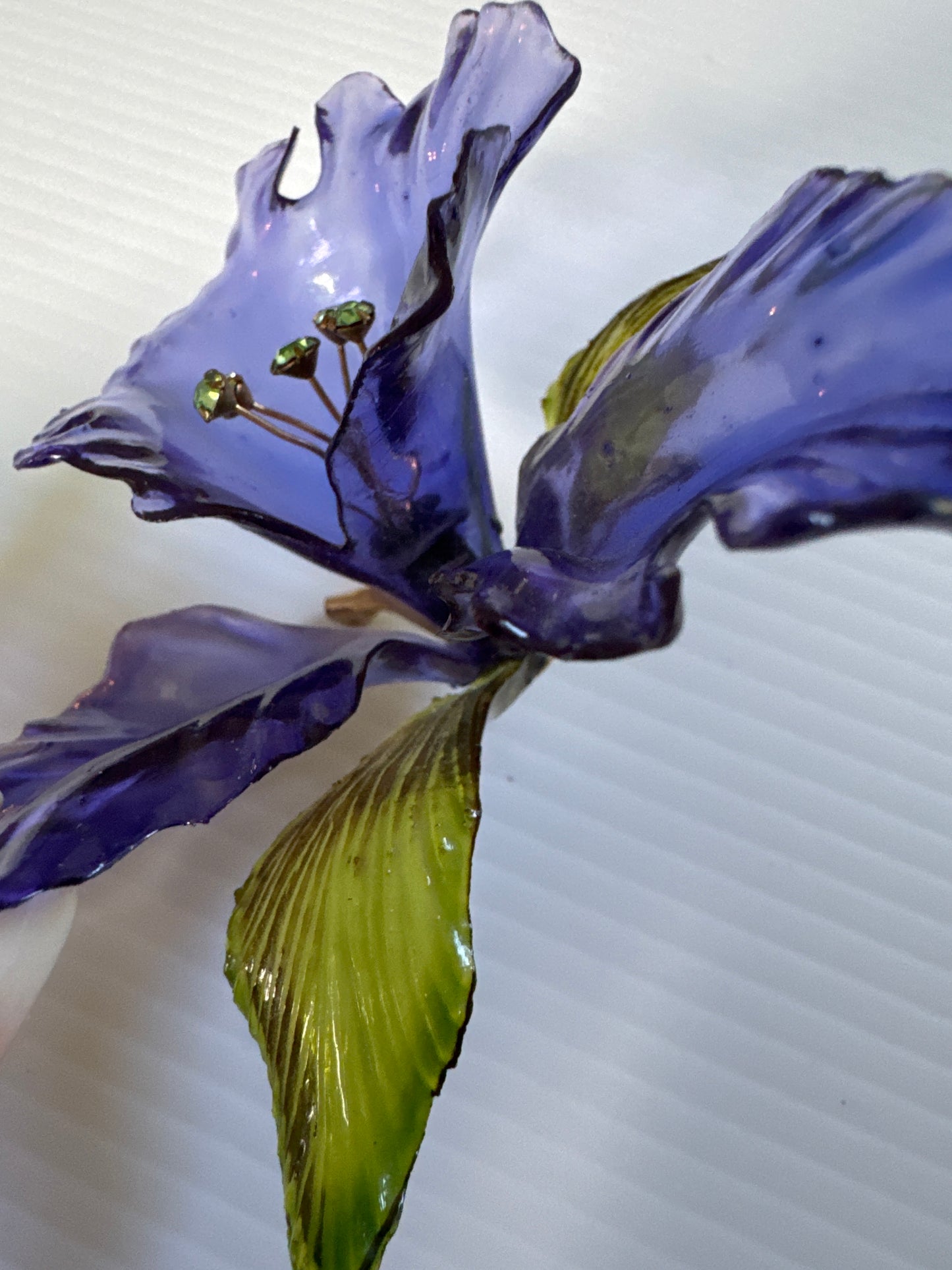 absolutely stunning, RARE 3D 1940s lucite iris  brooch with rhinestones