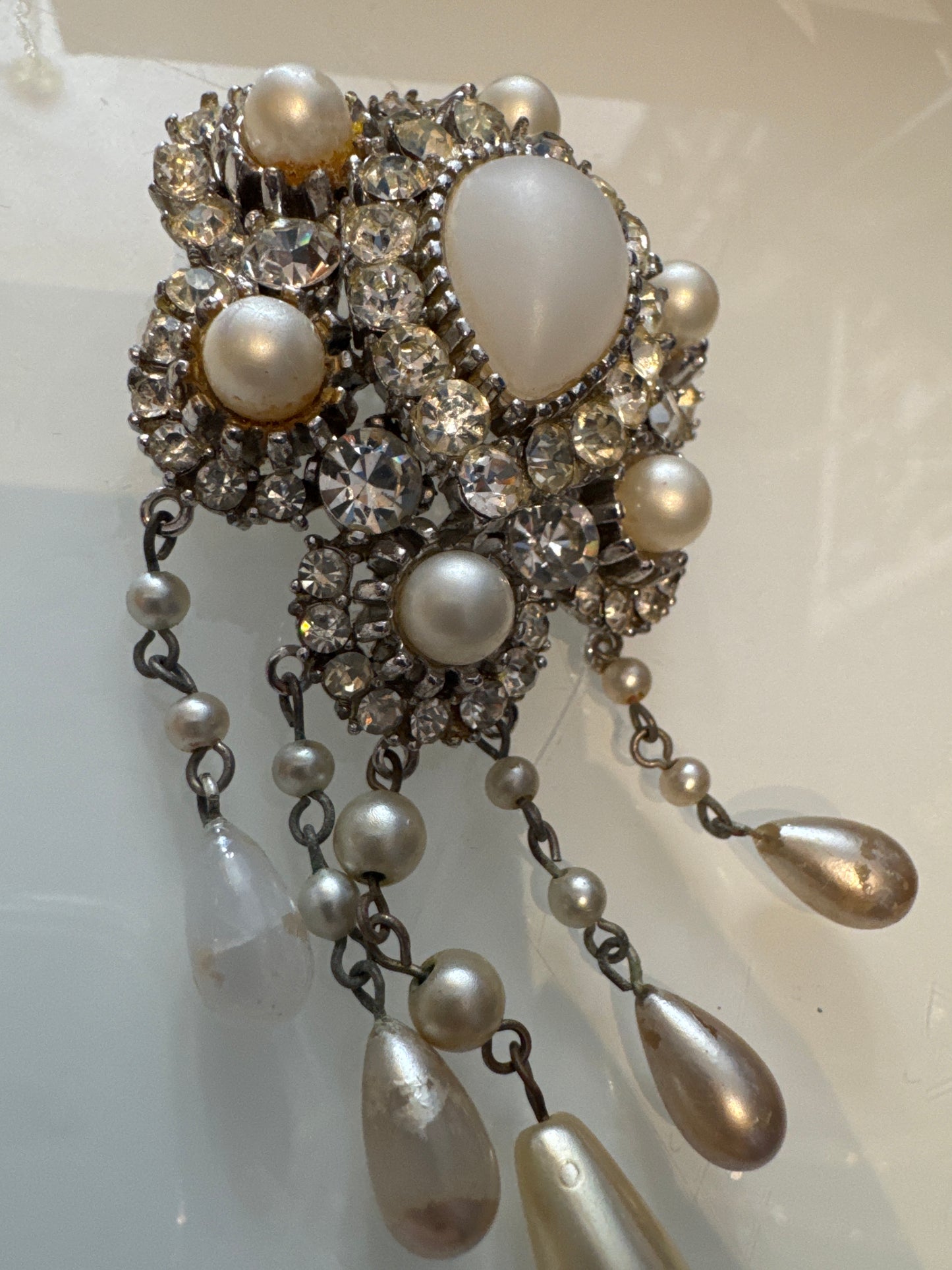 Beautiful 1950s dangle brooch with pearls and rhinestones. Note color of one dangle has wear.