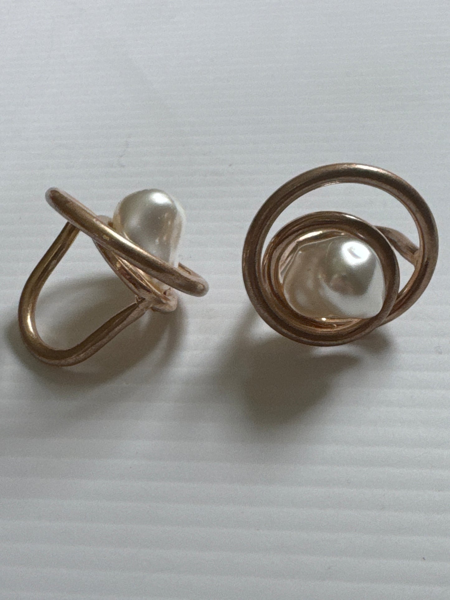 Retro early 2000s faux pearl and gold tone ring