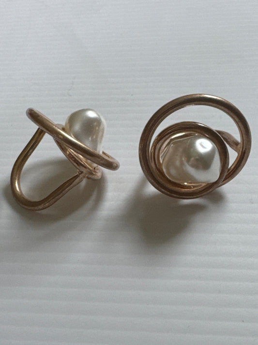 Retro early 2000s faux pearl and gold tone ring