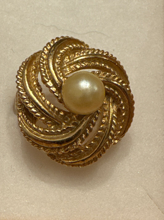 1950s signed CORO cocktail ring with gold tone swirl and center pearl