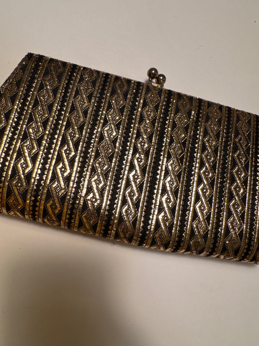 1950s gold and black kiss lock clutch. Comes with the optional shoulder strap.