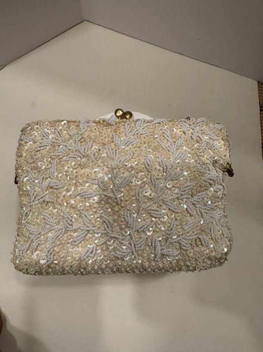 1960s white beaded handbag with kiss lock