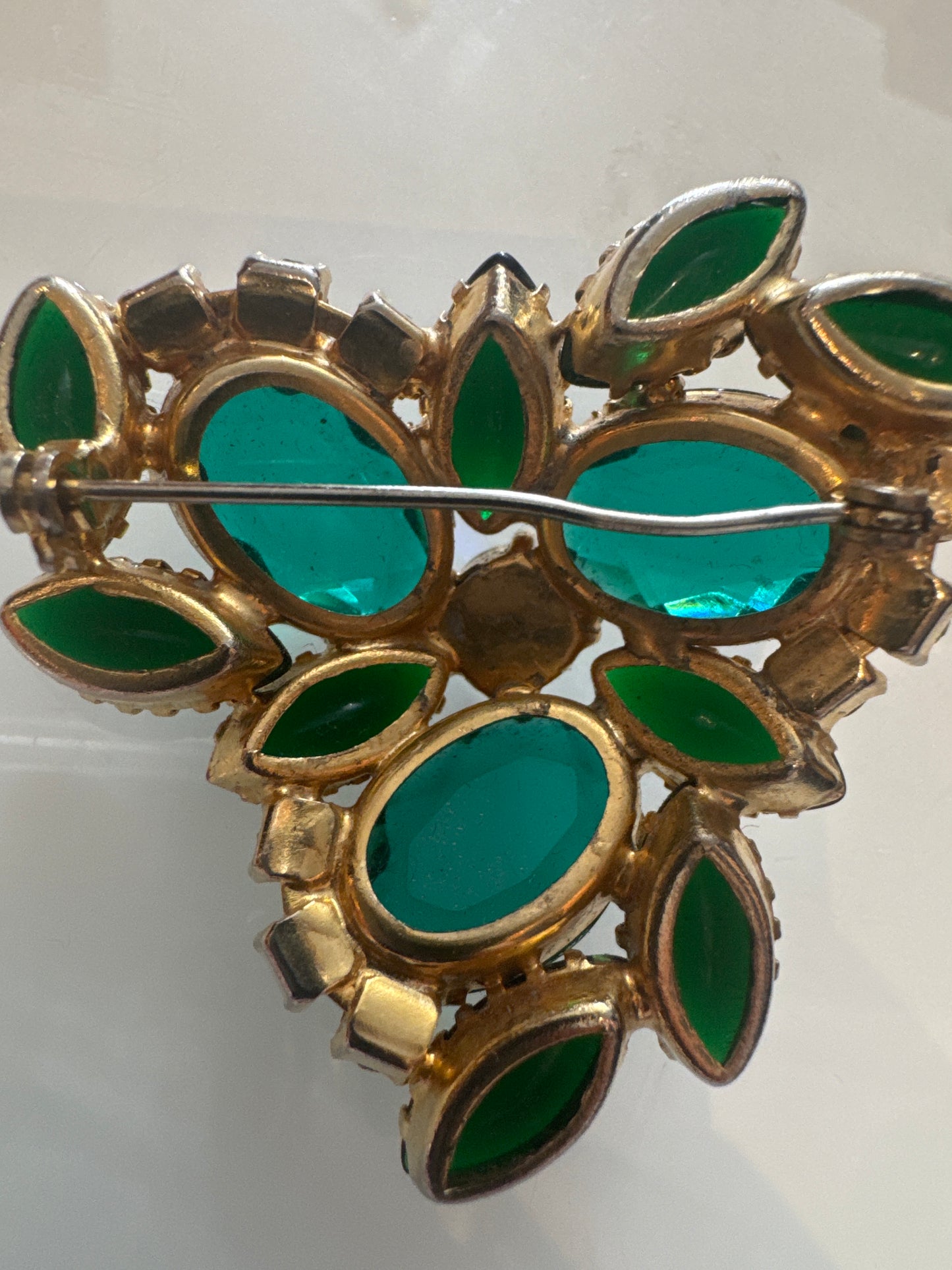 1950s Delizza & Elster green rhinestone brooch with aurora borealis
