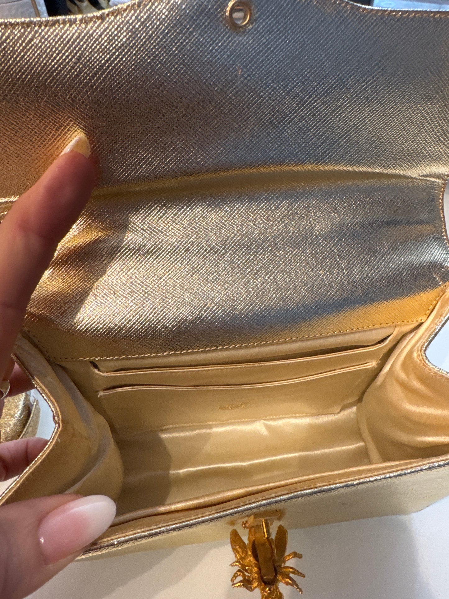 Beautiful 1950s Morris Moskowitz gold evening top handle with decorative rhinestone bee