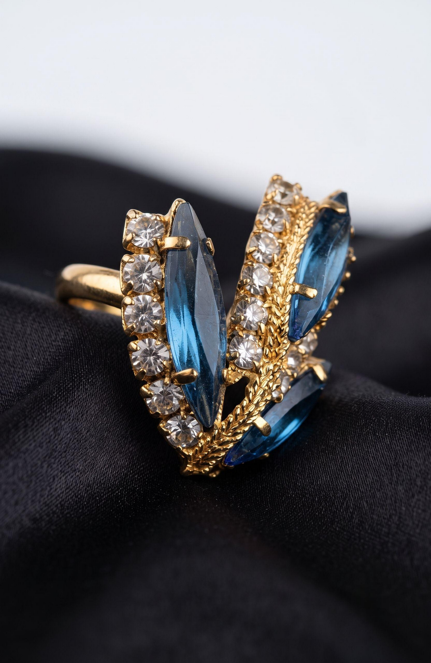 1970s blue and clear rhinestone cocktail ring