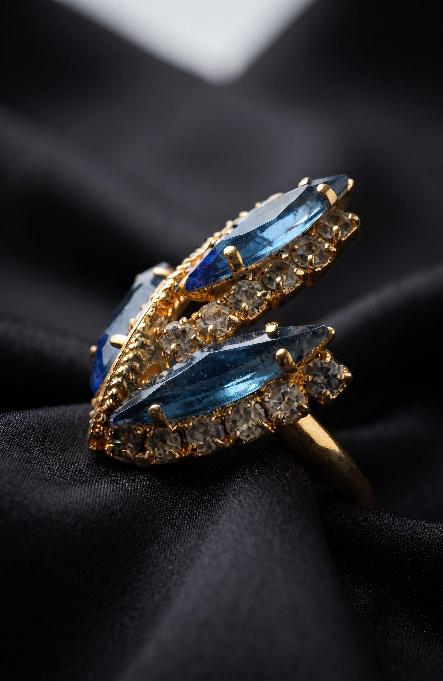 1970s blue and clear rhinestone cocktail ring