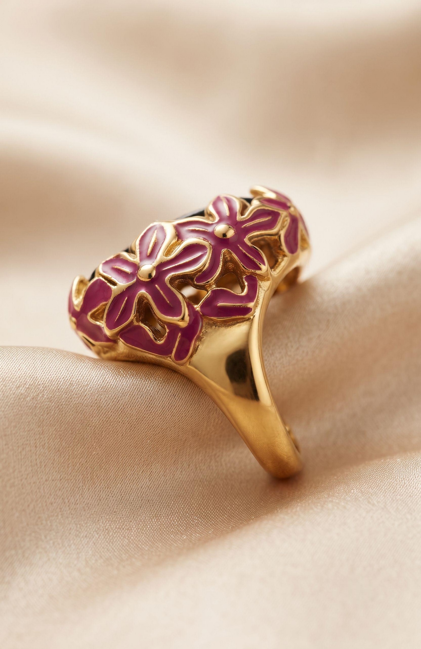 Gorgeous 1980s green rhinestone and red enamel jumbo cocktail ring.