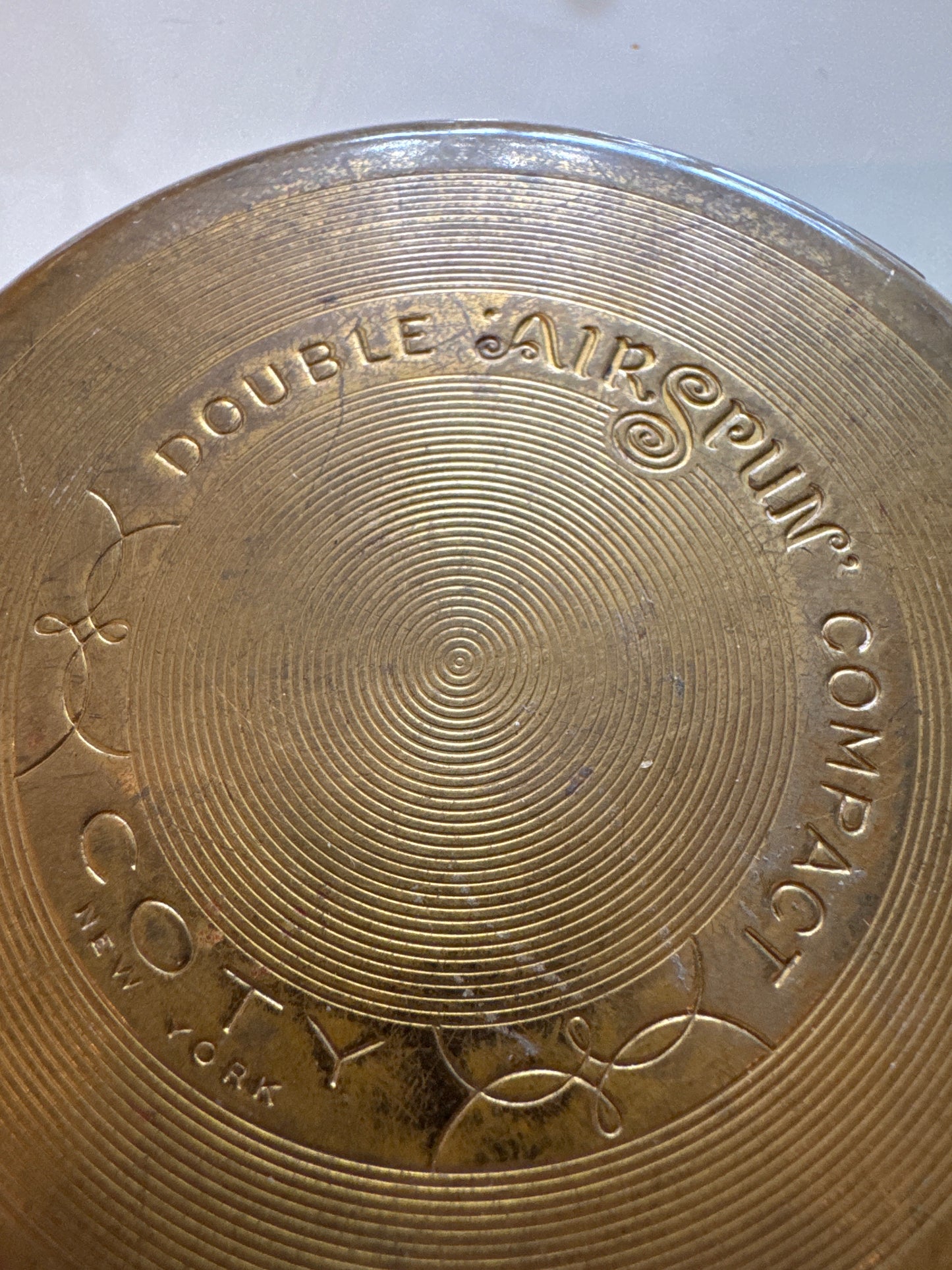 1950s round make up compact from Coty with decorative top