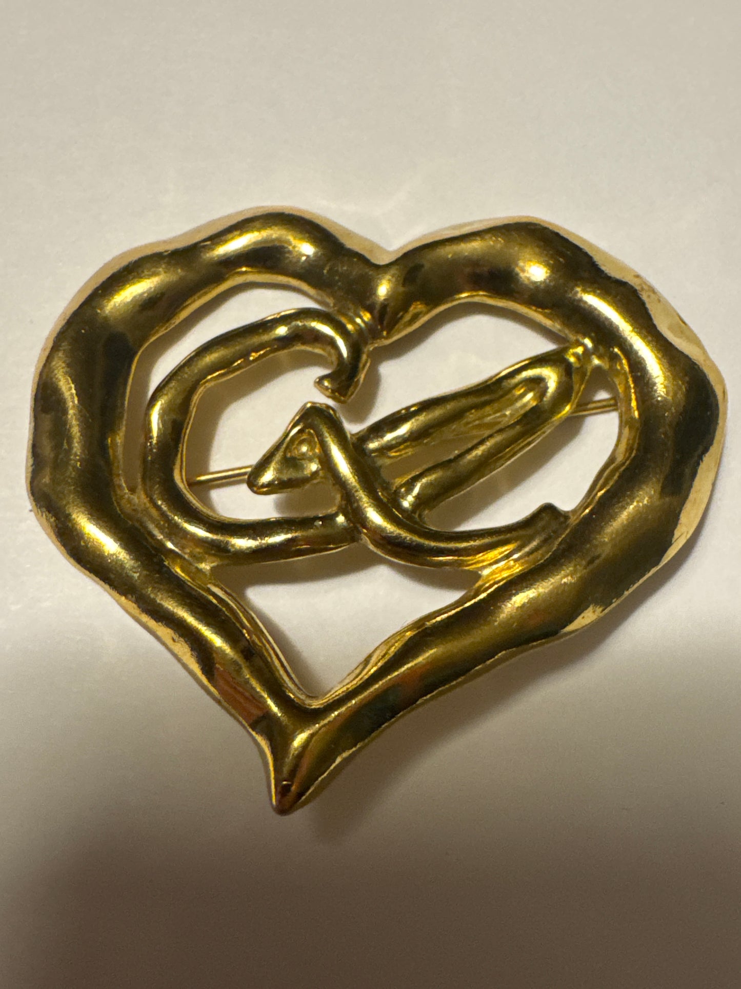 Beautiful 1980s iconic CL monogram heart brooch made of gilt metal