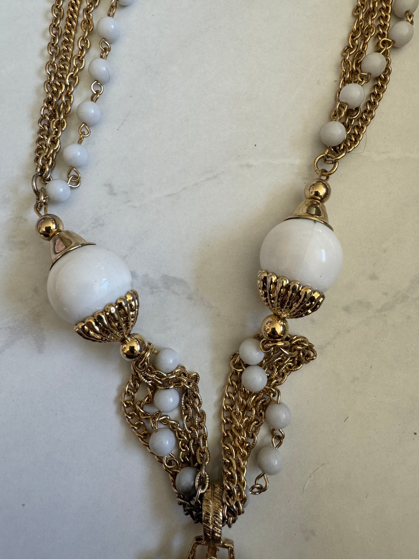 Vintage white and gold tone pendant necklace