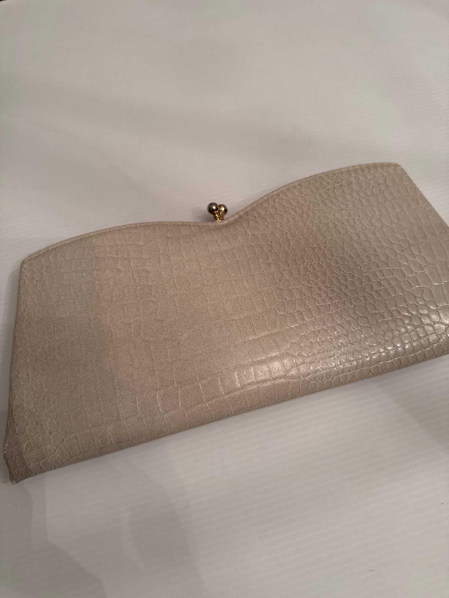 Beautiful beige 1960s kiss locke clutch with two outside pockets