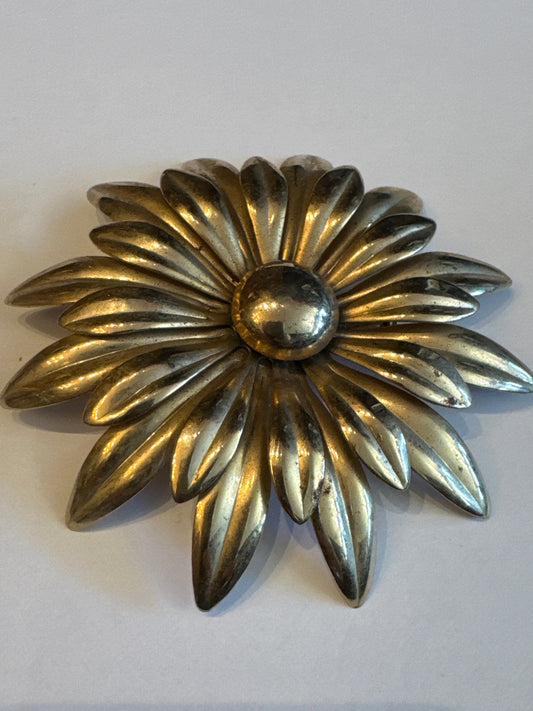 1960s gold tone flower brooch.