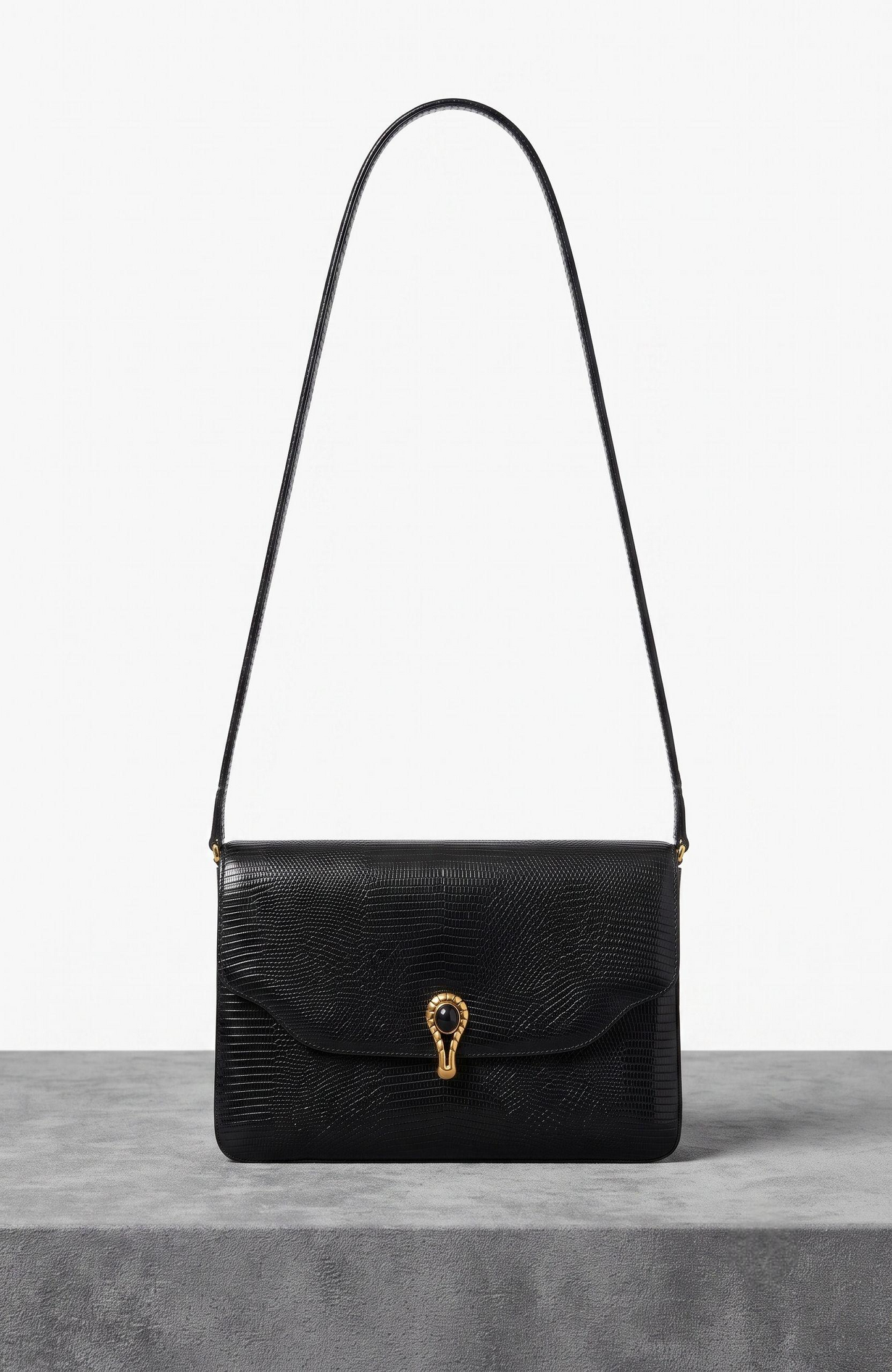 Bag Vintage black lizard GUCCI with lapis clasp closure and removable lizard shoulder strap. Inside snap pockets.