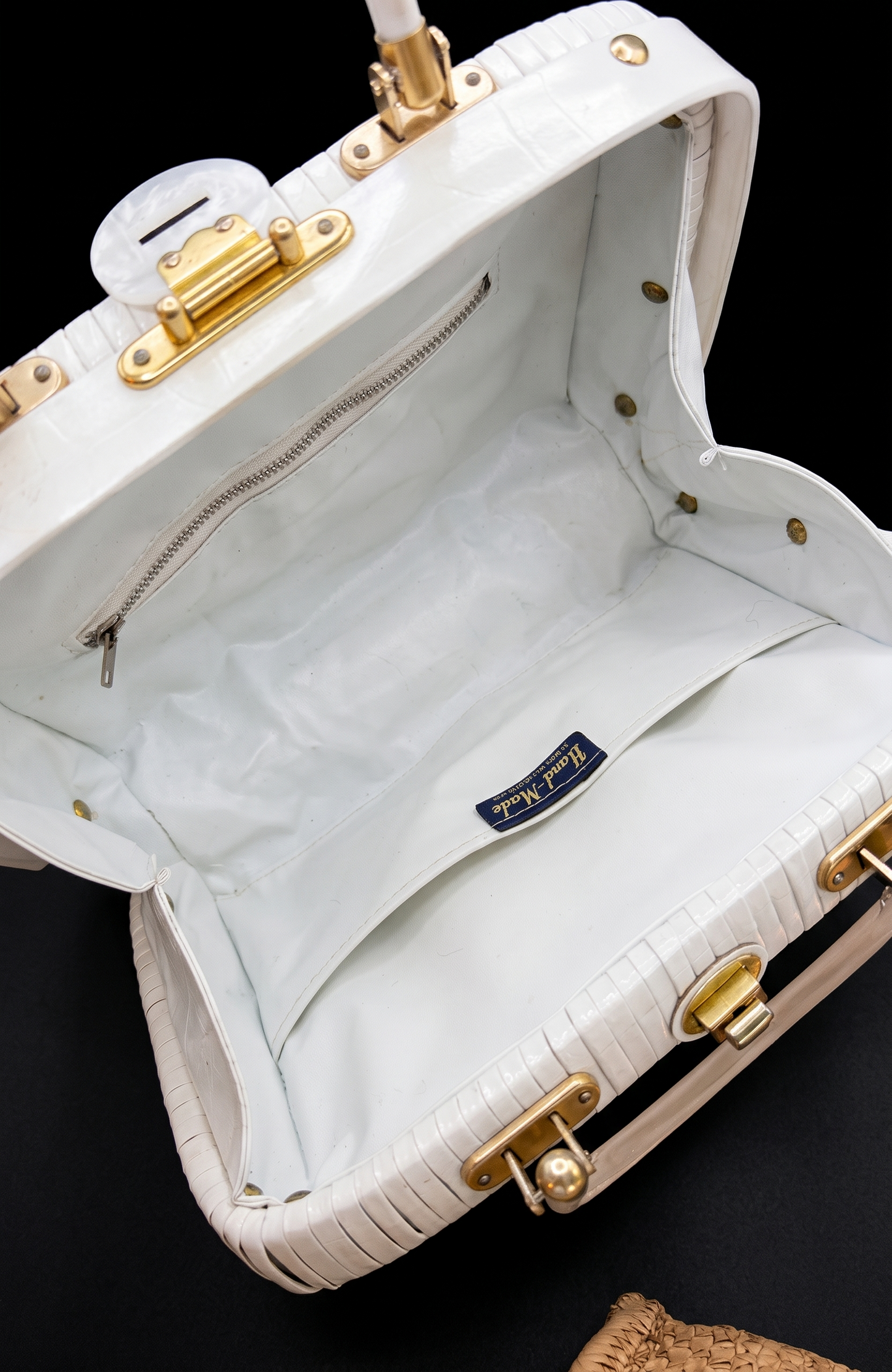 Beautiful 1950s white wicker  bag with mother of pearl in the center and lucite handles