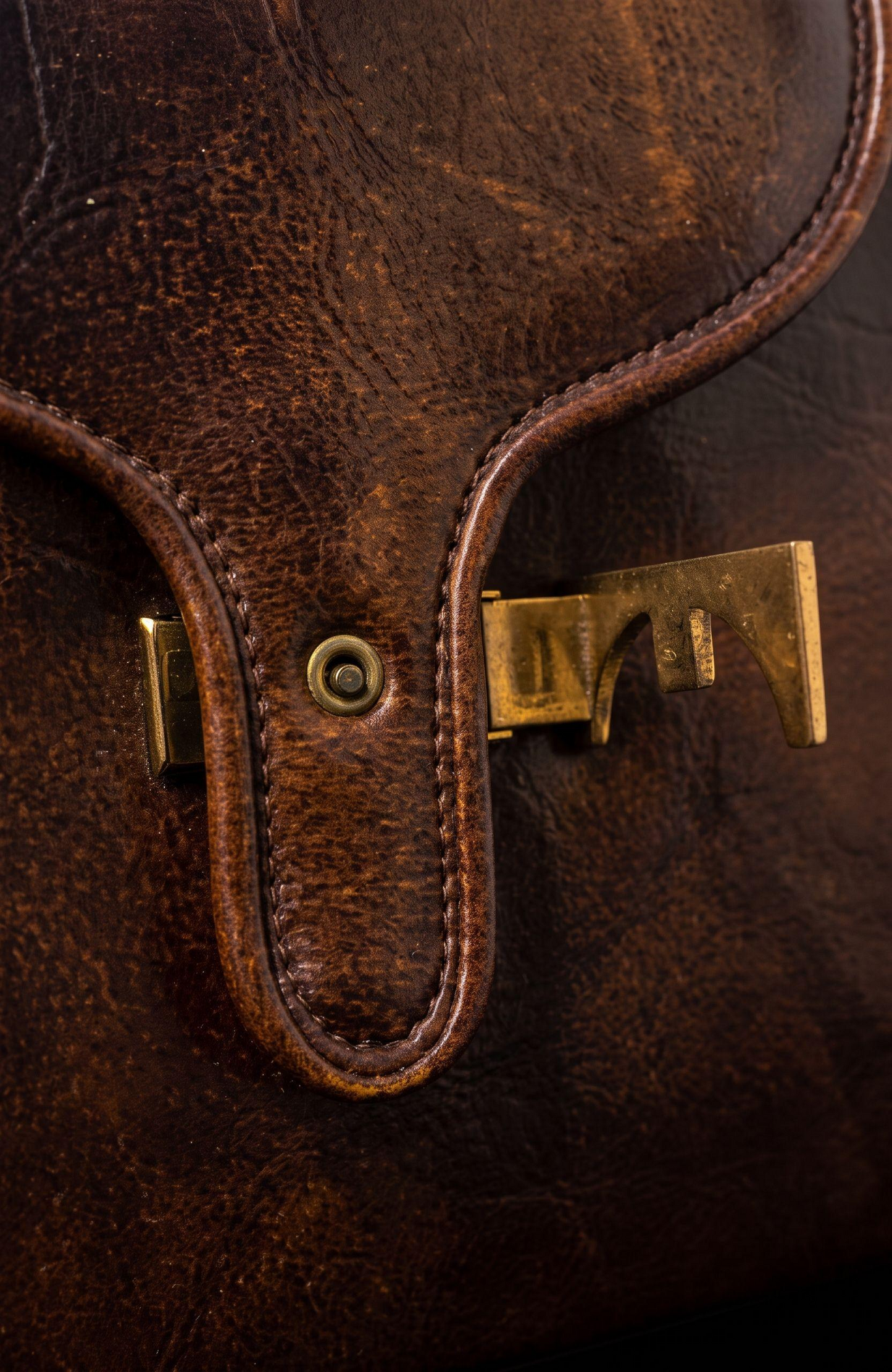 1970s Brown double chain handbag with three inside compartments