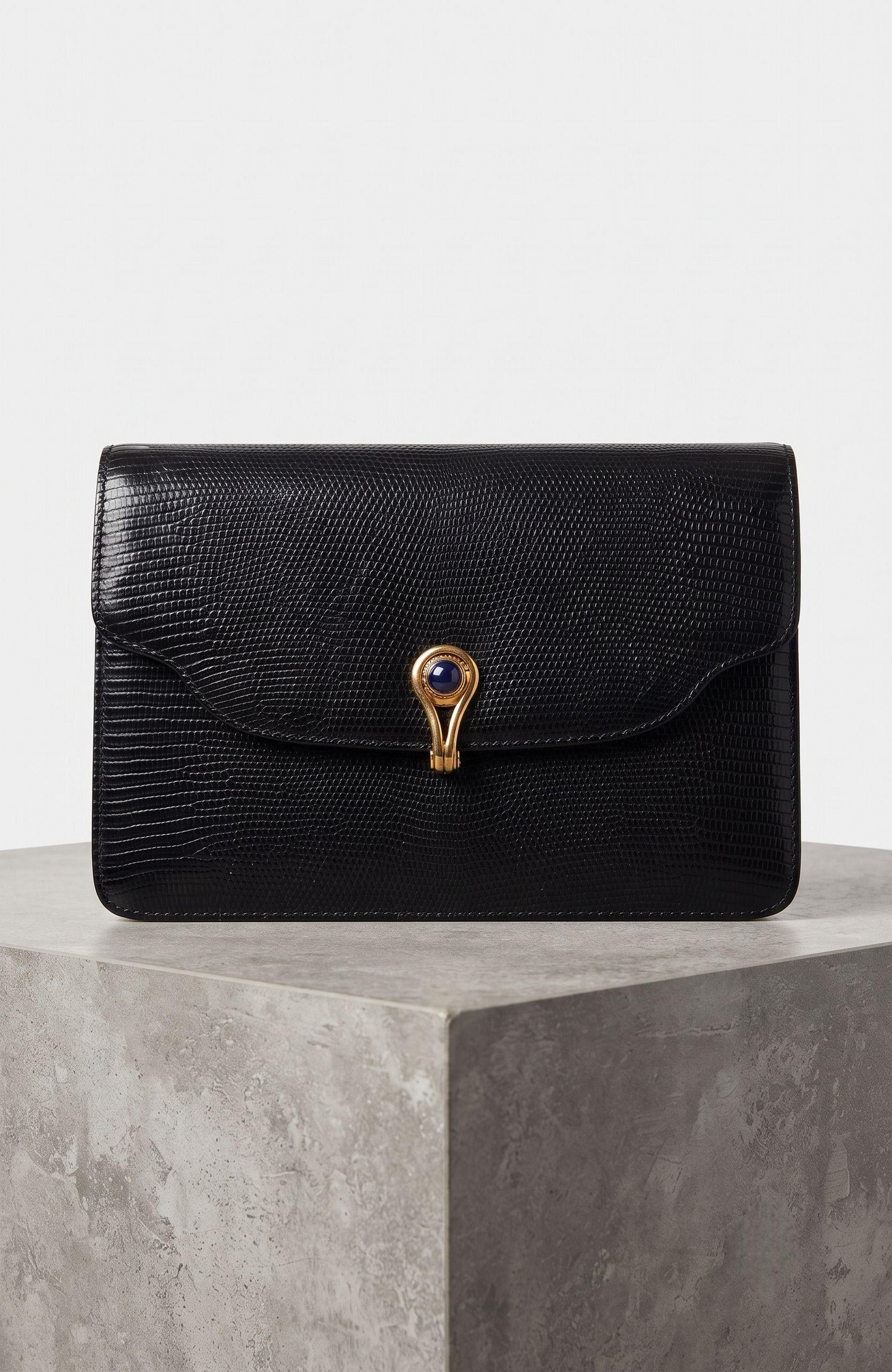 Bag Vintage black lizard GUCCI with lapis clasp closure and removable lizard shoulder strap. Inside snap pockets.