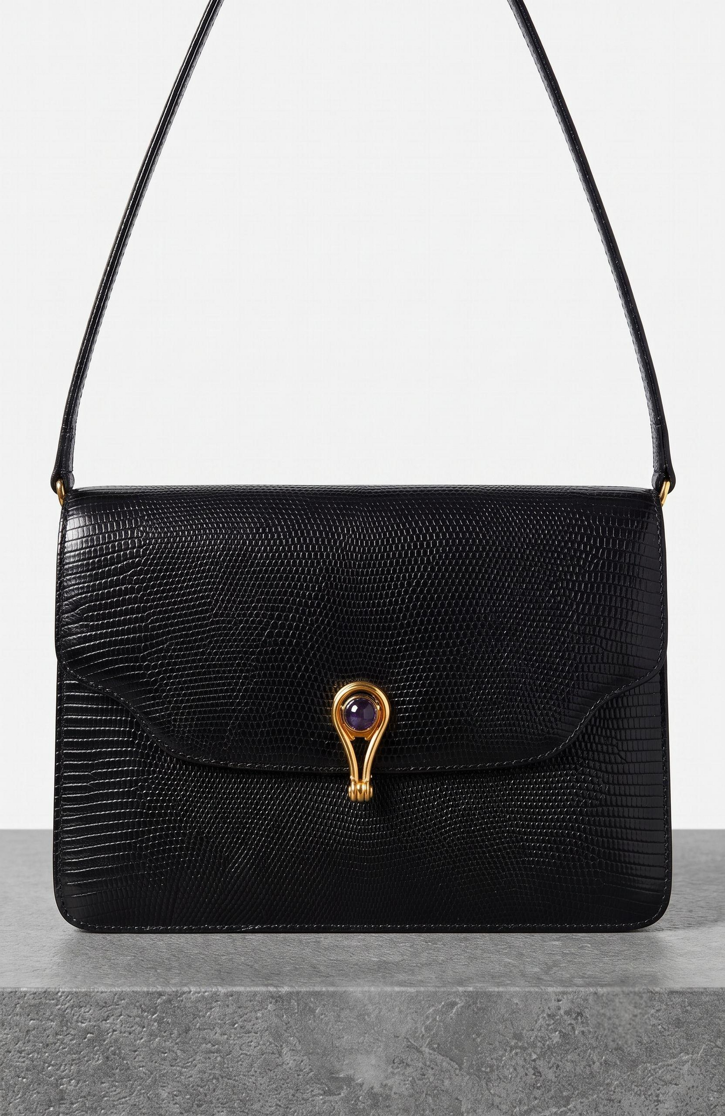 Bag Vintage black lizard GUCCI with lapis clasp closure and removable lizard shoulder strap. Inside snap pockets.