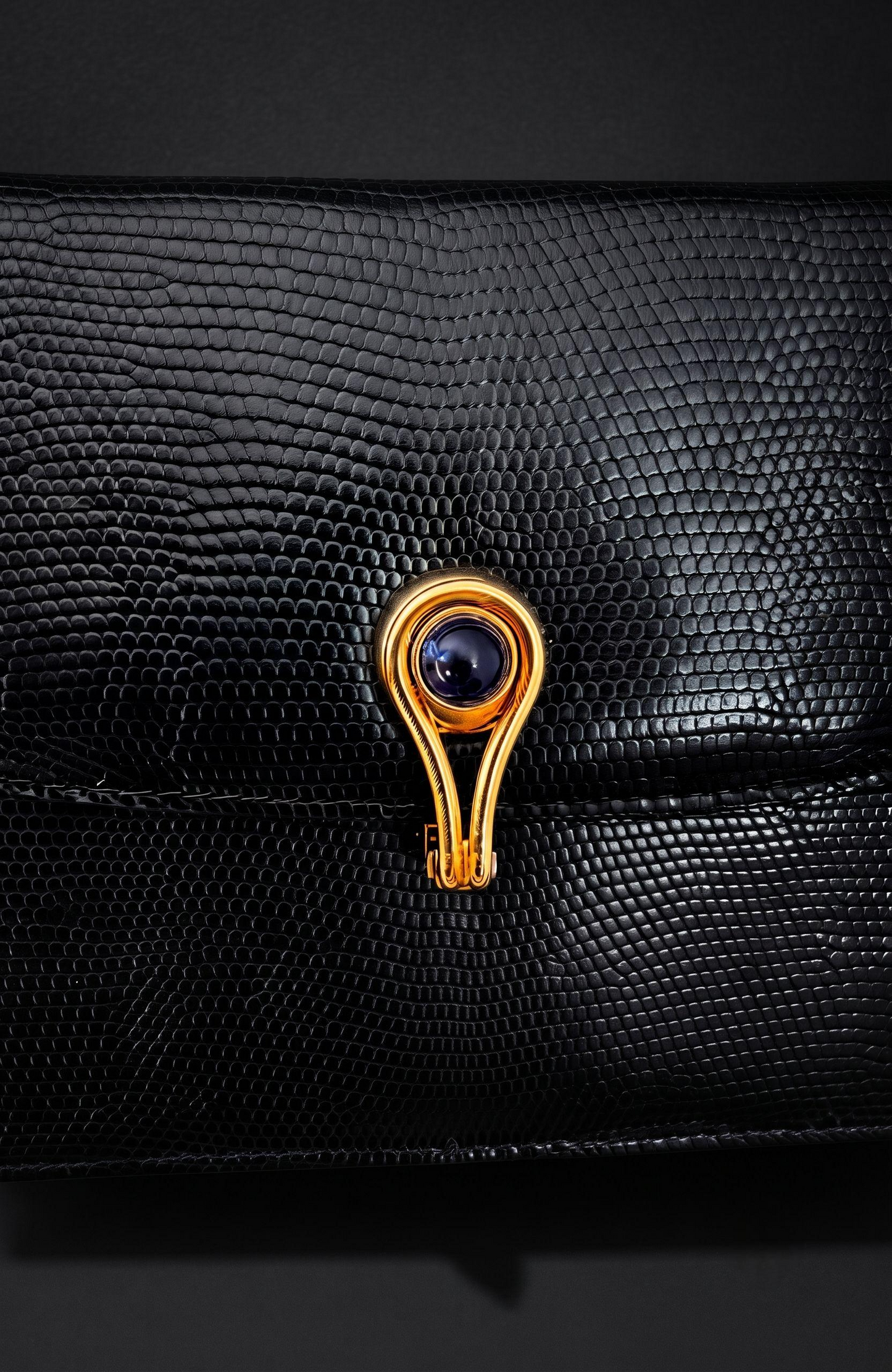Bag Vintage black lizard GUCCI with lapis clasp closure and removable lizard shoulder strap. Inside snap pockets.