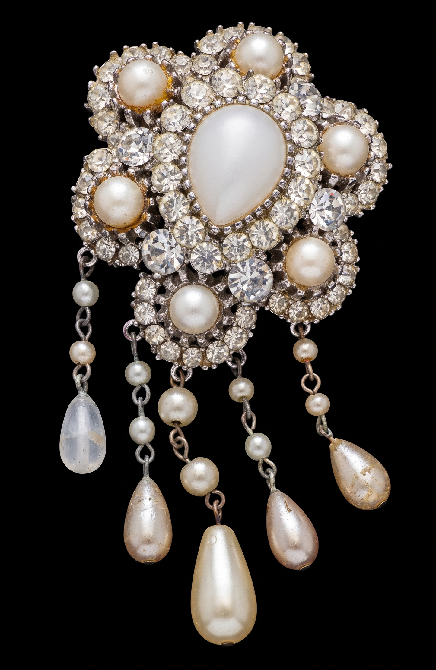 Beautiful 1950s dangle brooch with pearls and rhinestones. Note color of one dangle has wear.