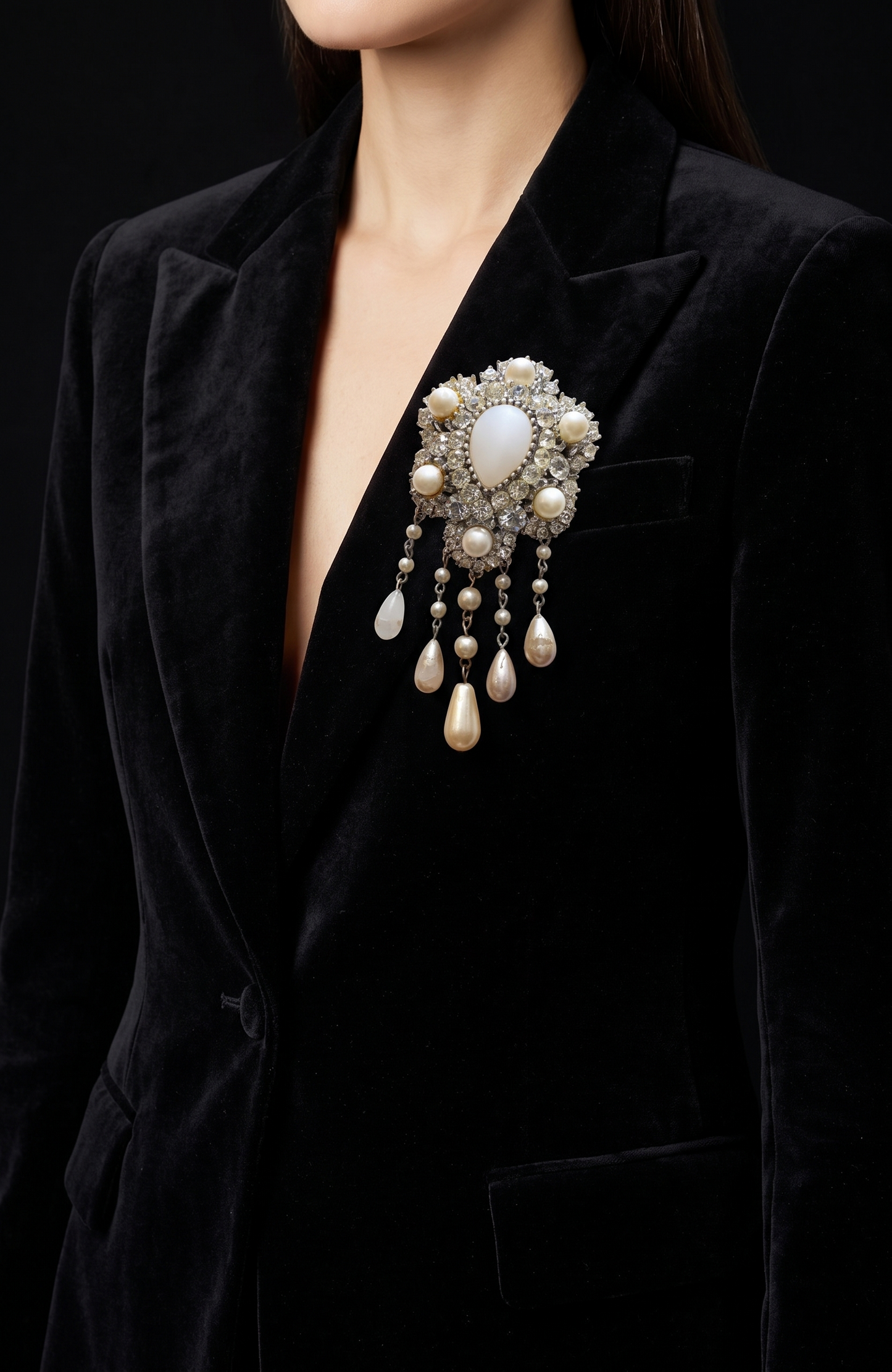 Beautiful 1950s dangle brooch with pearls and rhinestones. Note color of one dangle has wear.