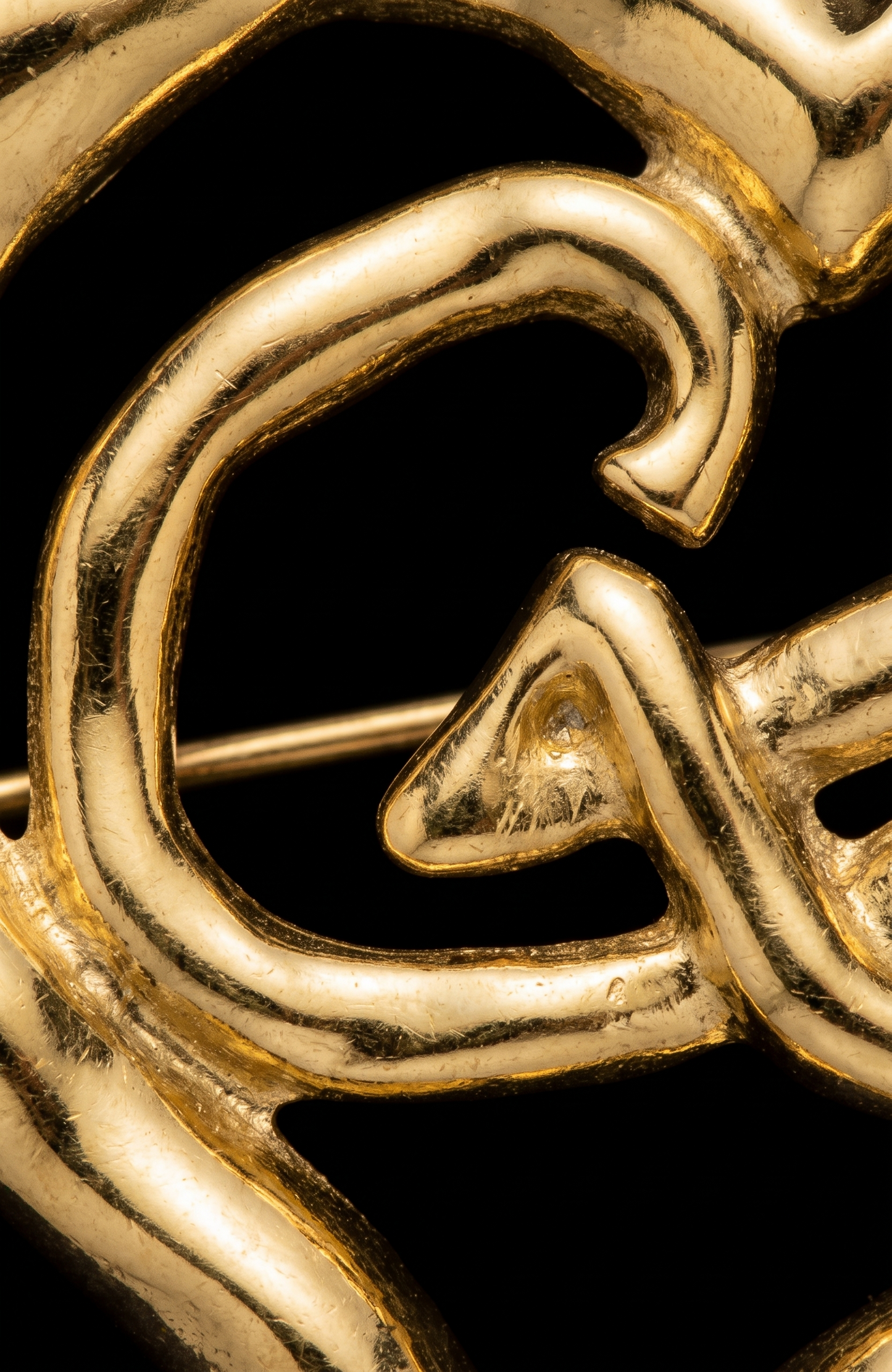 Beautiful 1980s iconic CL monogram heart brooch made of gilt metal