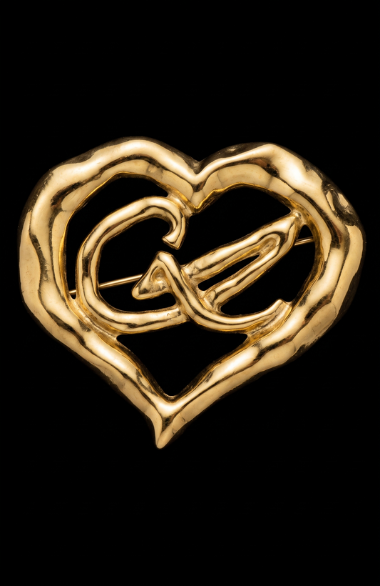 Beautiful 1980s iconic CL monogram heart brooch made of gilt metal