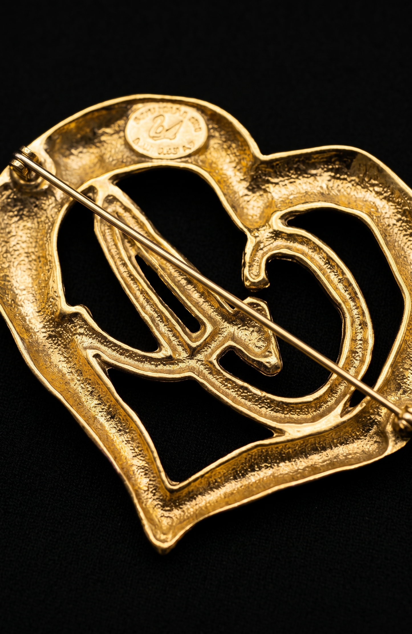 Beautiful 1980s iconic CL monogram heart brooch made of gilt metal