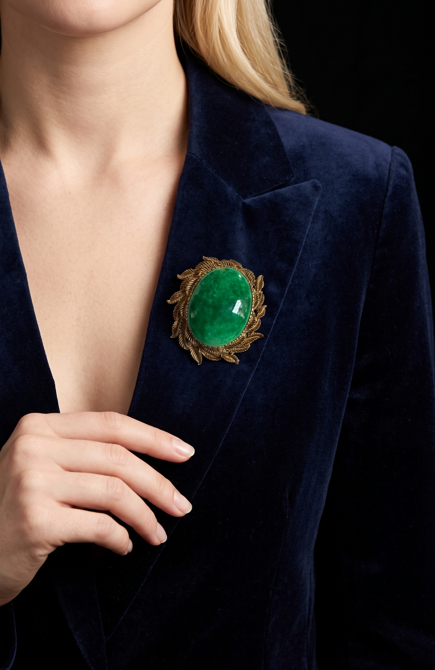 1960s stunning signed PAULINE RADER green cabochon brooch/pendant with leaf wreath frame