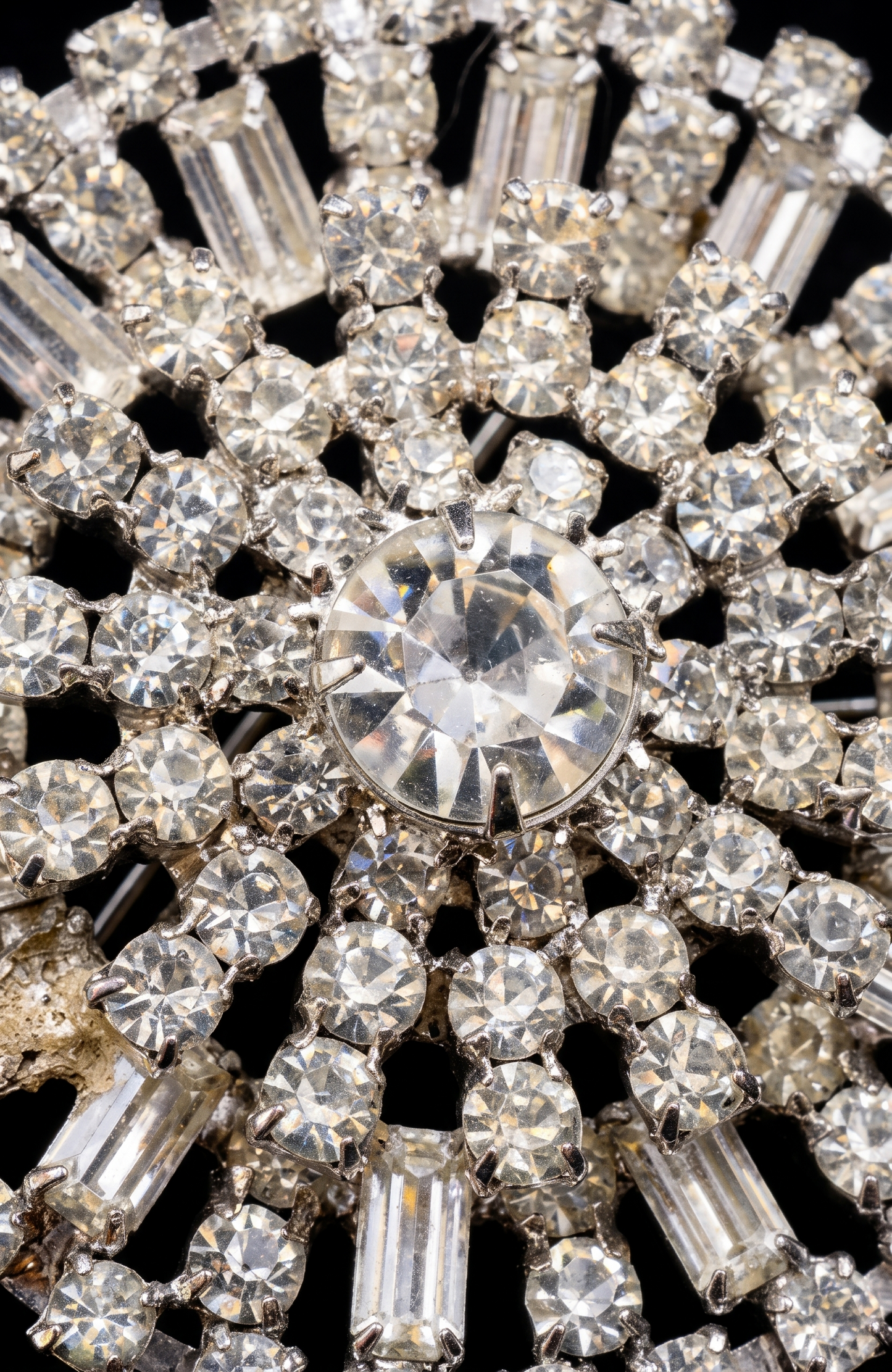 Magnificent 1940s jumbo rhinestone round brooch