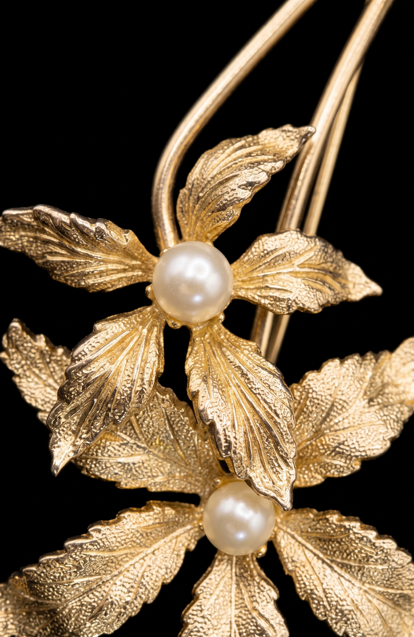 stunning HATTIE CARNAGIE 1940s flower brooch with pearl   center stone