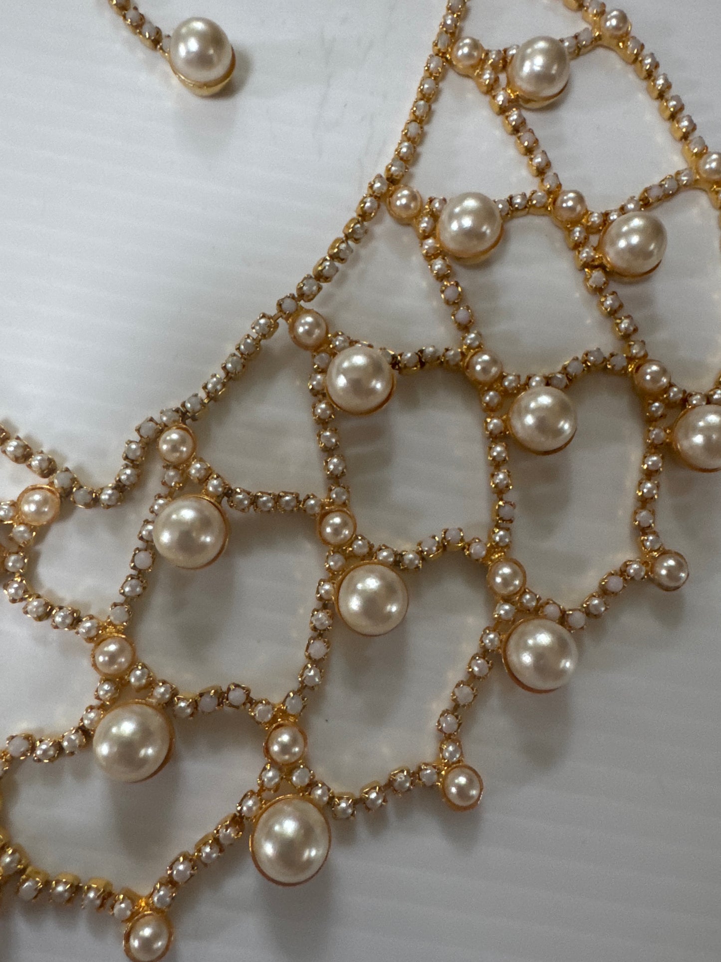 Beautiful vintage, pearl and rhinestone bib necklace