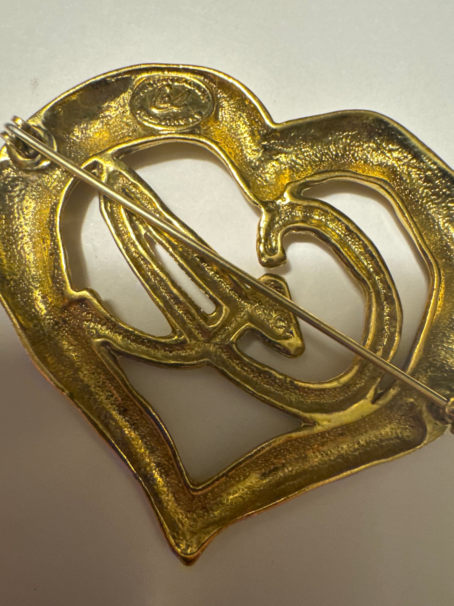 Beautiful 1980s iconic CL monogram heart brooch made of gilt metal
