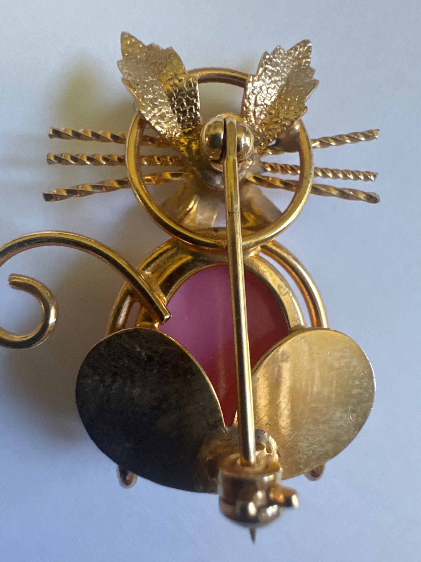 1940s adorable cat roach featuring pink cabachon belly amethyst, rhinestone eyes and aquamarine colored nose