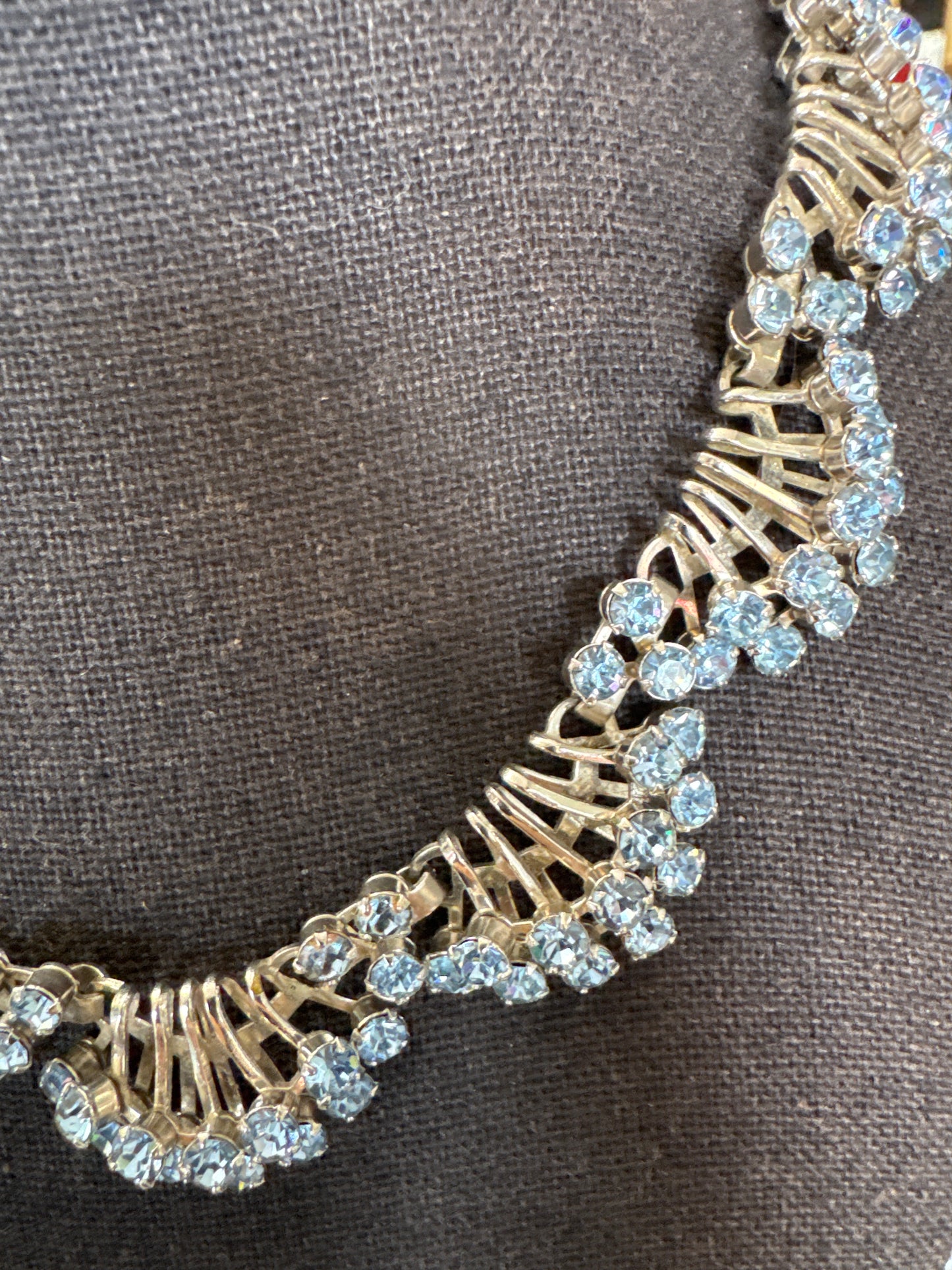 stunning 1950s Silvertone and aquamarine colored rhinestone necklace