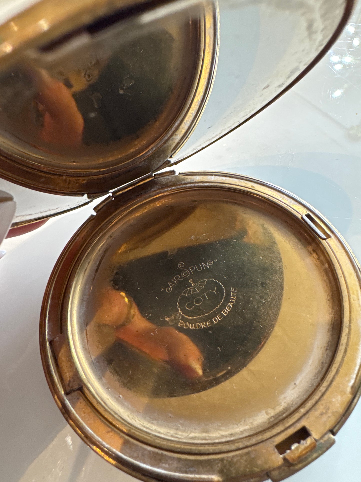 1950s round make up compact from Coty with decorative top