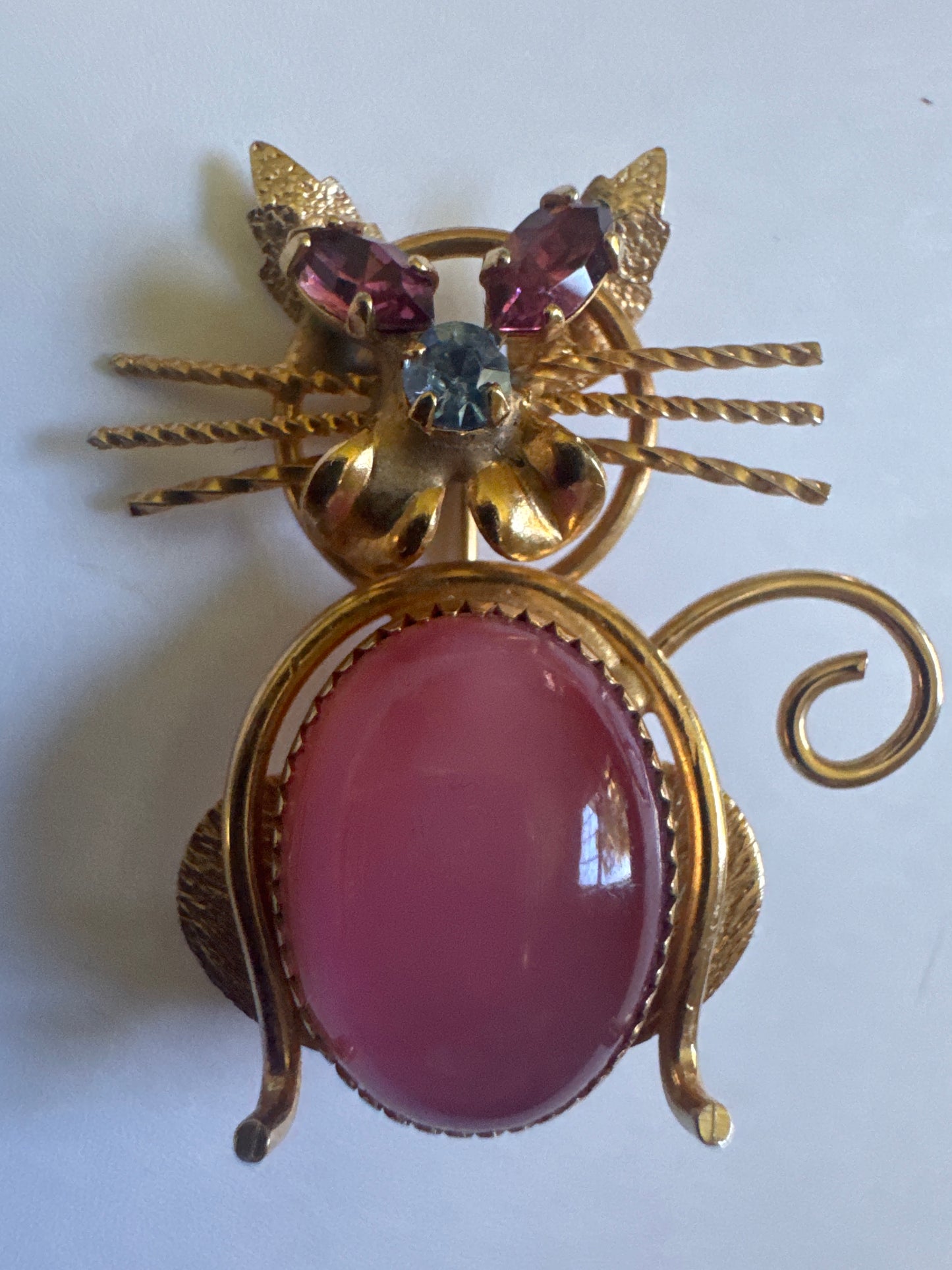 1940s adorable cat roach featuring pink cabachon belly amethyst, rhinestone eyes and aquamarine colored nose