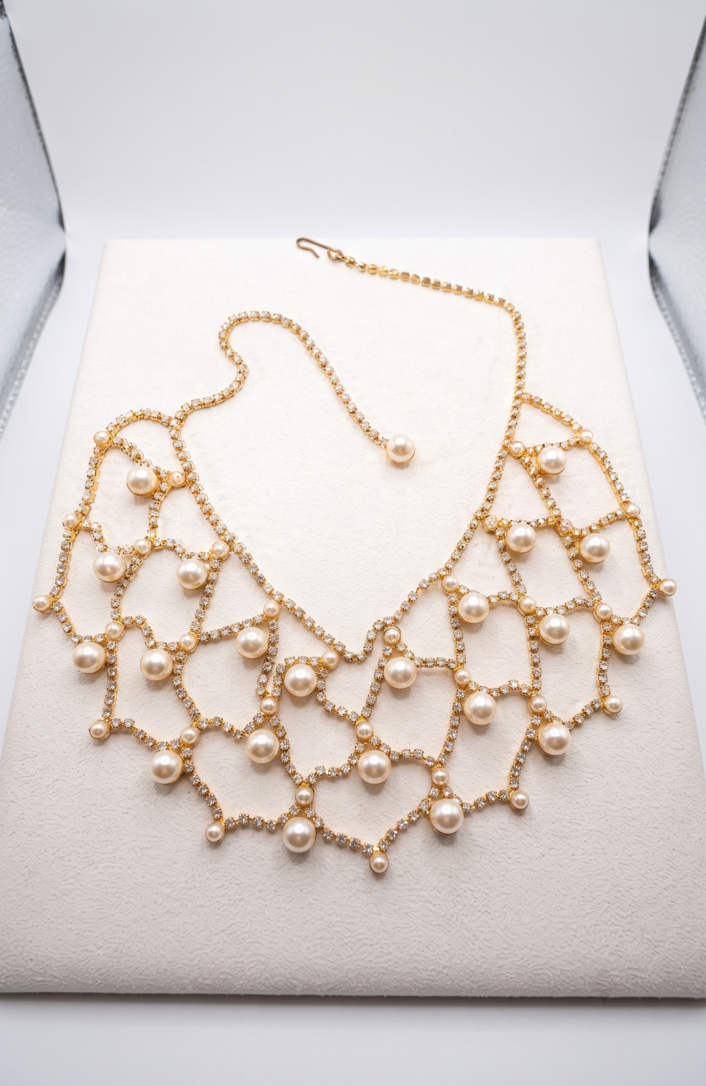 VINTAGE, PEARL AND RHINESTONE BIB NECKLACE
