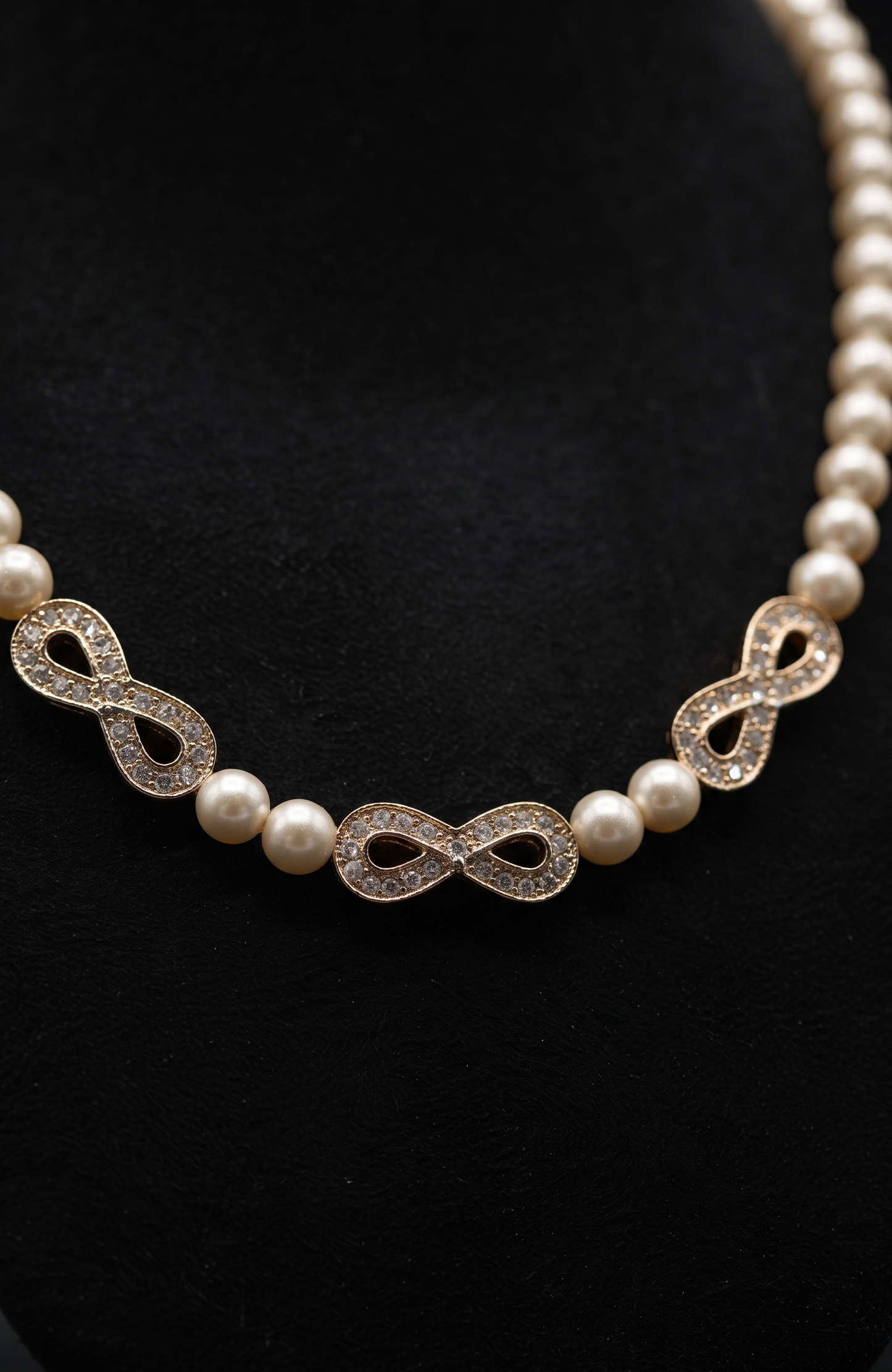Vintage early 2000s MONET pearl and gold tone infinity necklace