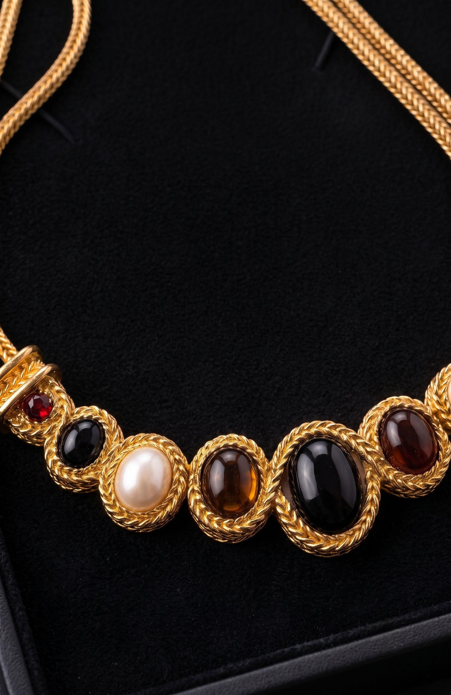 MONET necklace from the early 1980s in gold tone with amber-colored stones.