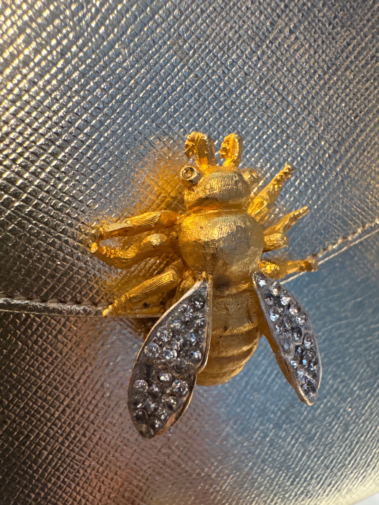 Beautiful 1950s Morris Moskowitz gold evening top handle with decorative rhinestone bee