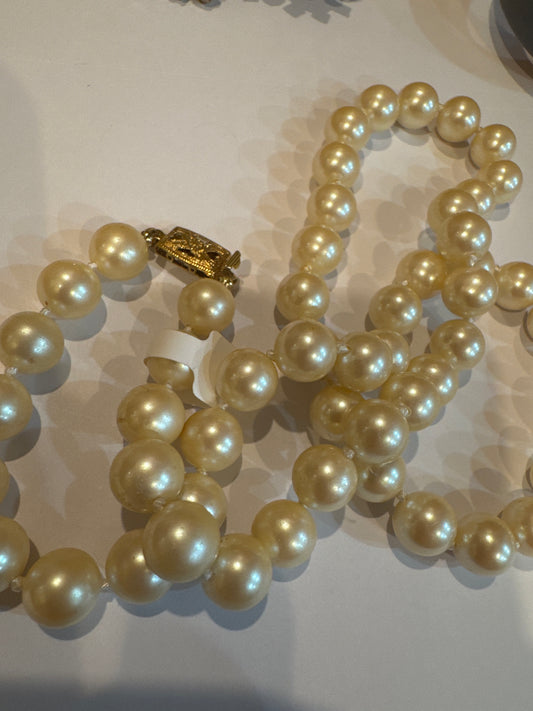 1960s signed MARVELLA pearl necklace
