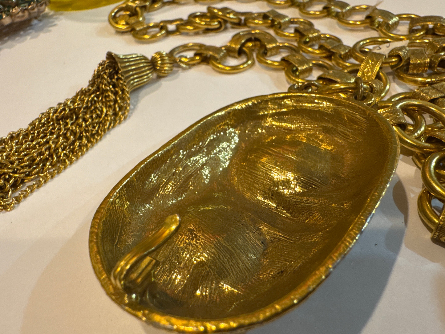 1970s adorable, vintage gold tone, link belt with owl clasp, rhinestone eyes ￼