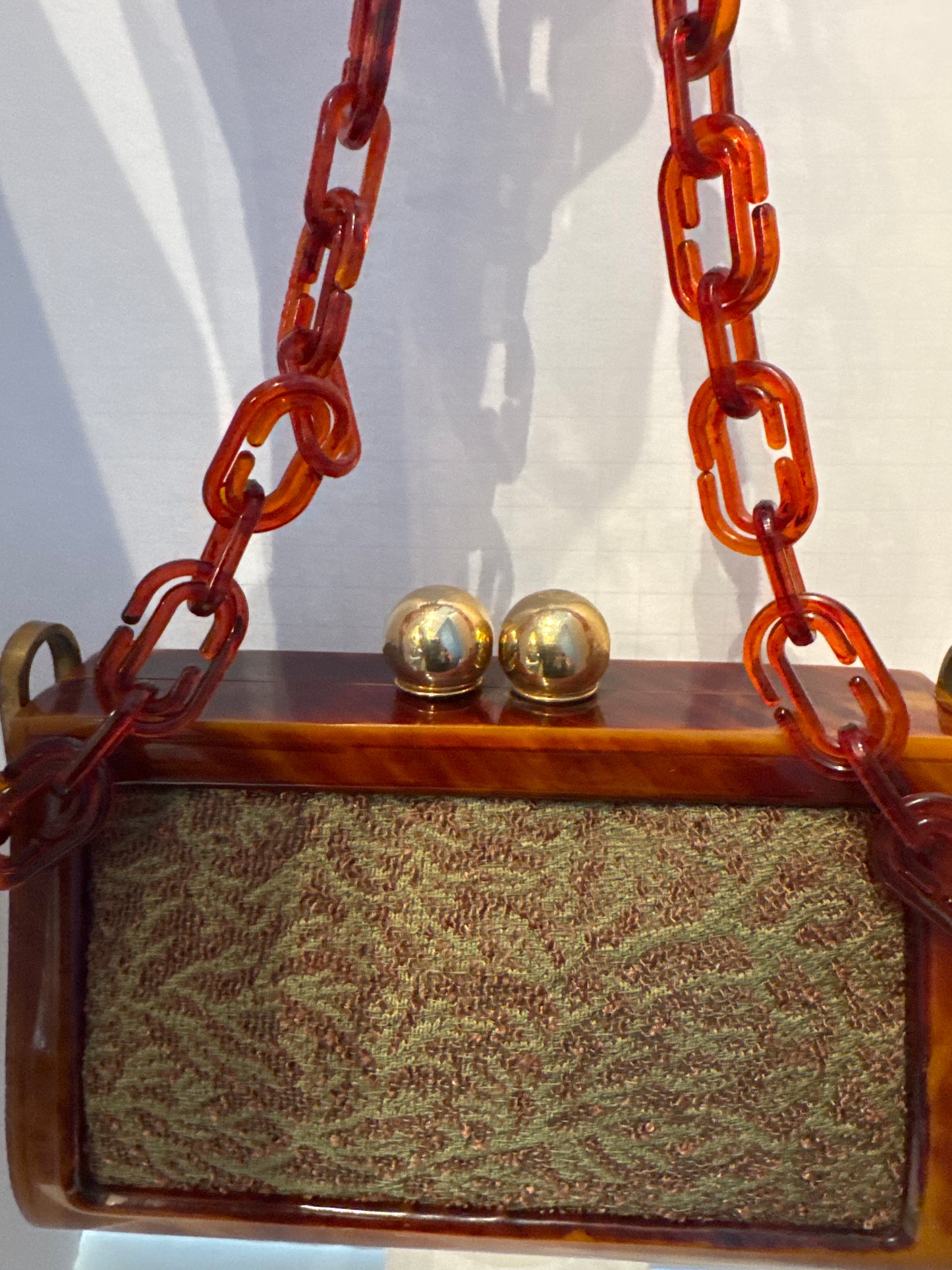 absolutely incredible 1940s vintage handbag with jumbo kiss lock bakelite  frame and chain and beautiful interior. Mint condition.