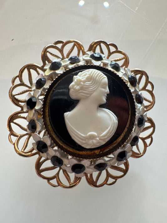 Vintage 1940s stunning, mini black-and-white cameo brooch/pendant with Daisy flowers and goldtone filagree