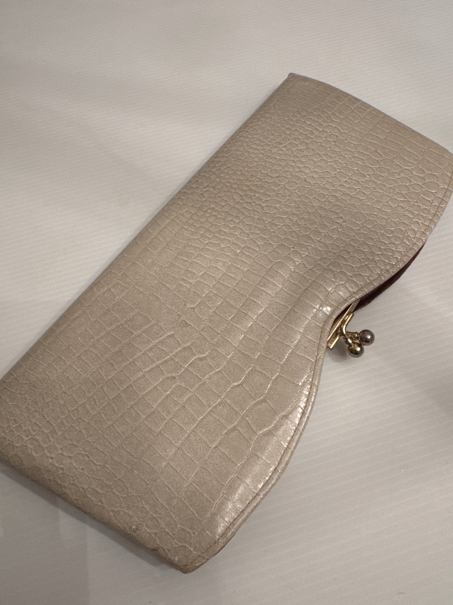 Beautiful beige 1960s kiss locke clutch with two outside pockets