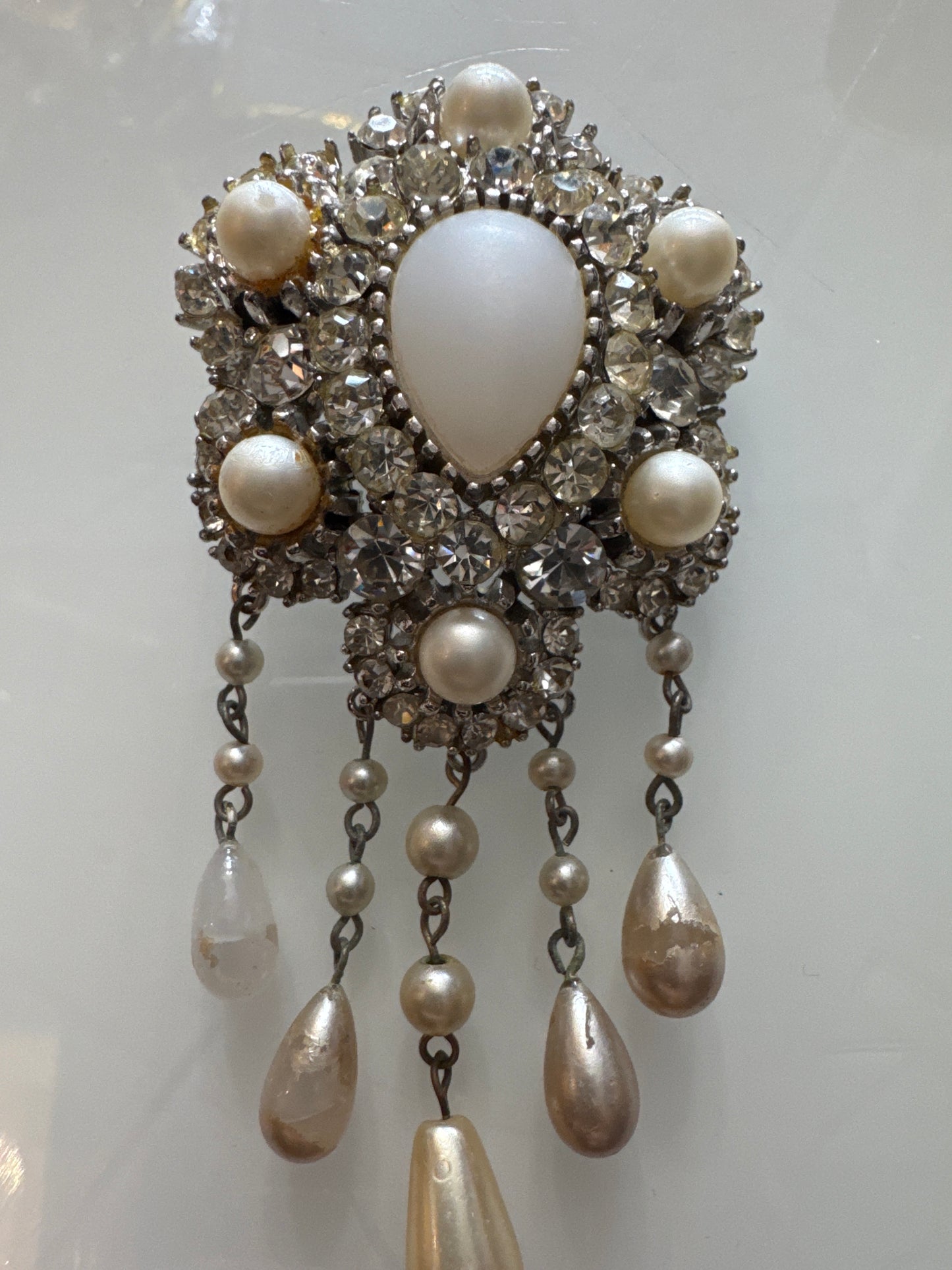 Beautiful 1950s dangle brooch with pearls and rhinestones. Note color of one dangle has wear.